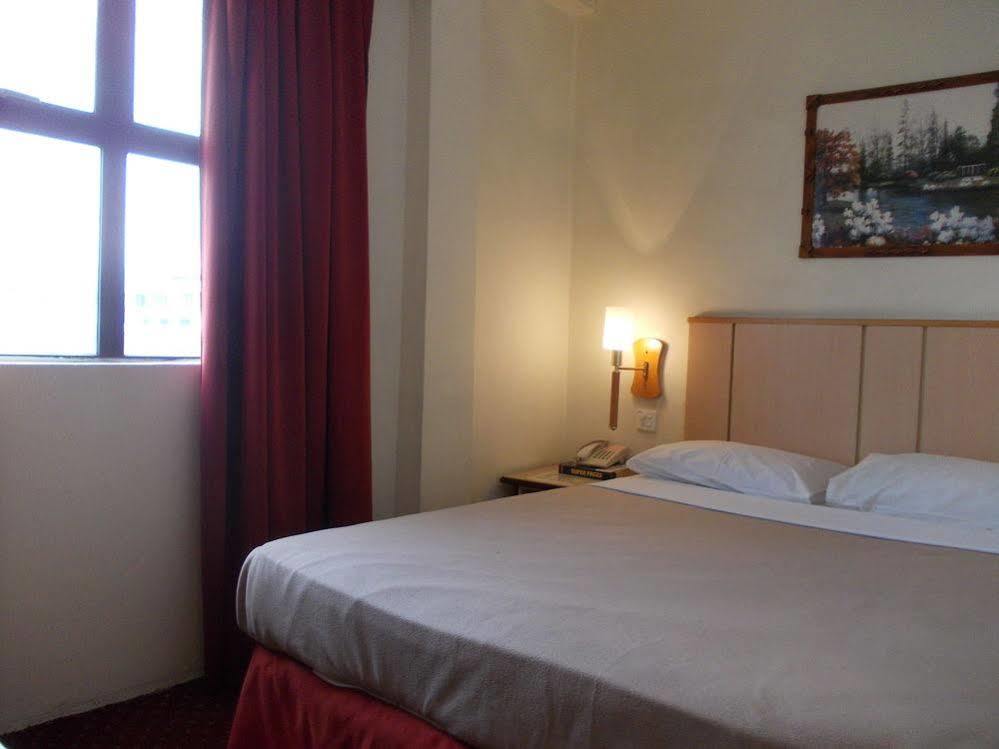 Hotel Sri Sutra - Sungai Buloh ペタリンジャヤ エクステリア 写真